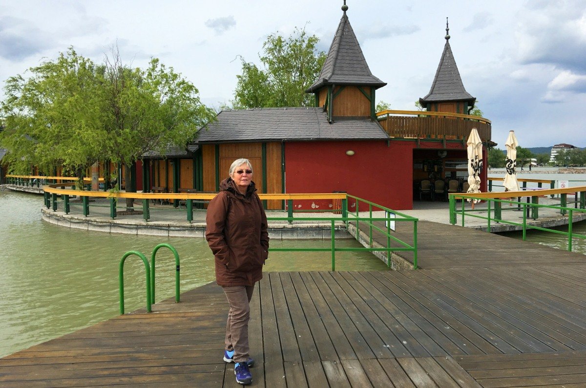 Anne vor dem Freibad am Balaton in Keszthely