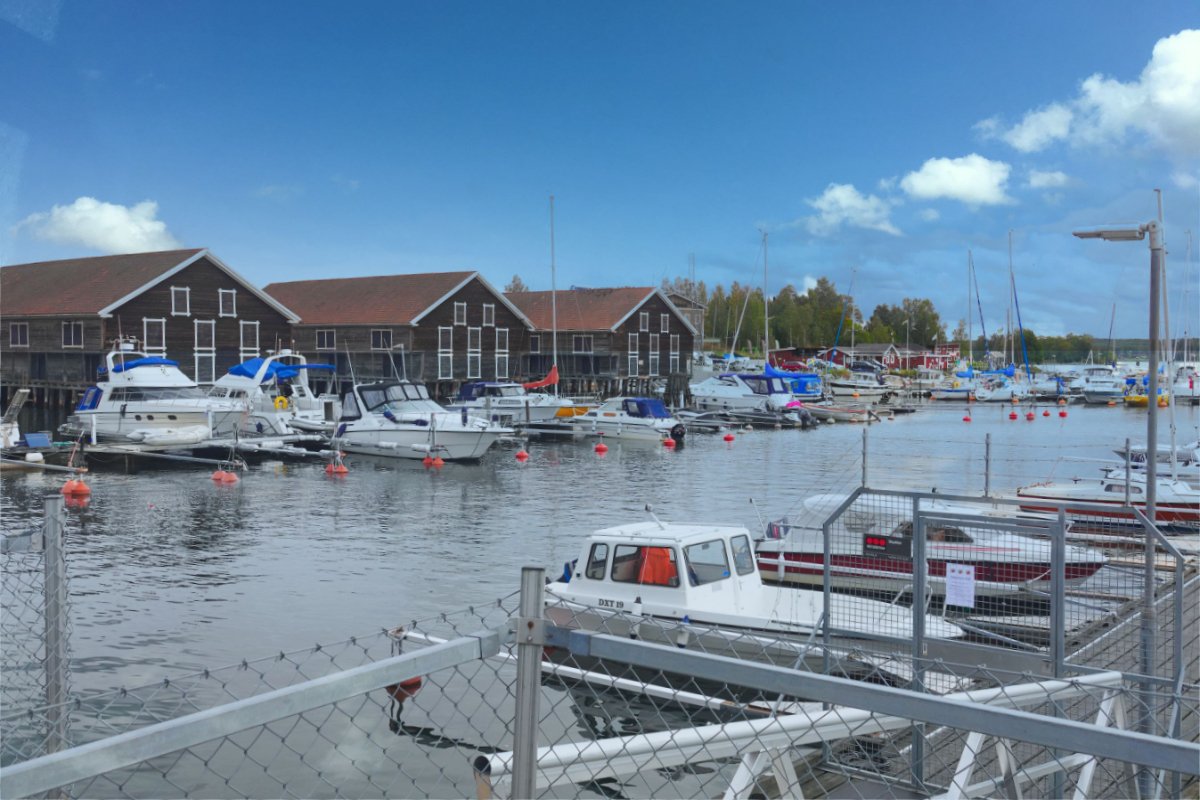 "Gamla Båthus" Alte Bootshäuser und Sportboothafen