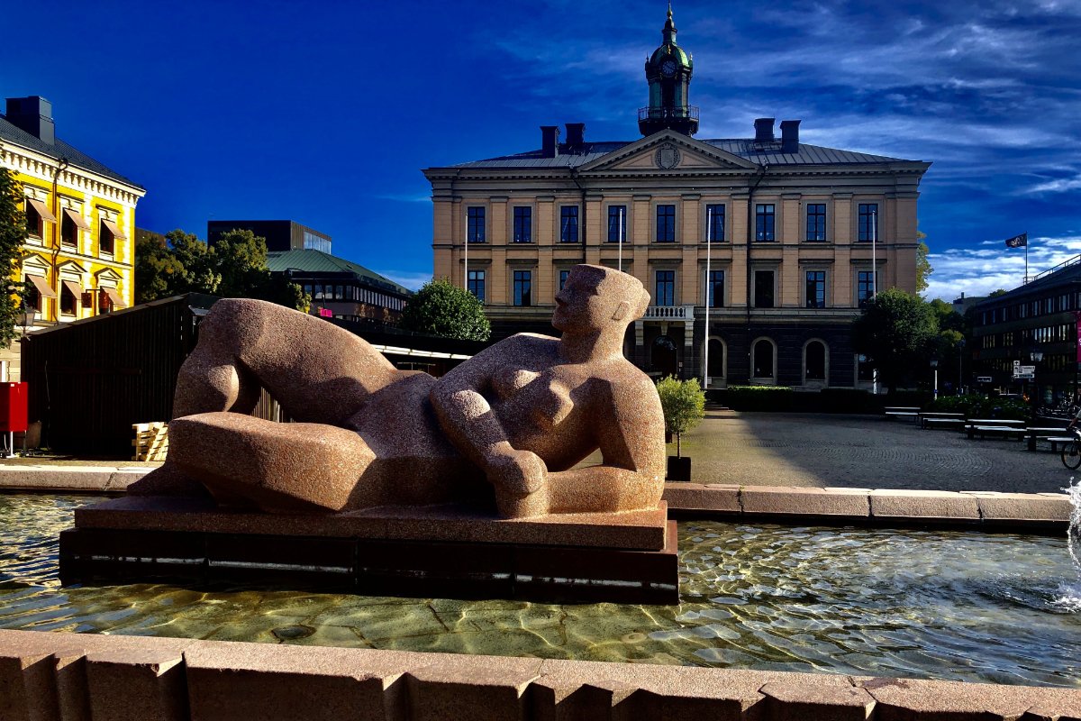 Irres Farbenspektakel in der Abendsonne Rathaus und Skulptur in Gävle
